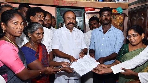 அஜித்குமாரின் தாயார் மாலதி, சகோதரர் நவீன்குமாரிடம் இலவச வீட்டுமனைப் பட்டா, பணி ஆணையை வழங்கிய அமைச்சர் கே.ஆர்.பெரியகருப்பன், உடன் மாவட்ட ஆட்சியர் கா.பொற்கொடி, தமிழரசி எம்எல்ஏ உள்ளிட்டோர்.