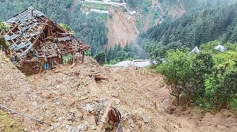 இமாச்சலபிரதேசத்தில் 10 நாட்களுக்கும் மேலாக பருவ மழை பெய்து வருகிறது. மண்டி மாவட்டம், செராஜ் பகுதியில் நேற்று கனமழை காரணமாக நிலச்சரிவு ஏற்பட்டது. இதில் ஏராளமான வீடுகள் சேதமடைந்தன | படம்: பிடிஐ