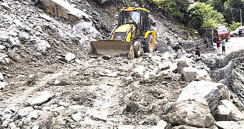 உத்தராகண்டின் ருத்ரபிரயாக் மாவட்டம் சோன்பிரயாக் அருகில் நிலச்சரிவால் பாதிக்கப்பட்ட சாலையை சீரமைக்கும் பணி நடைபெற்று வருகிறது. இதனால் கேதார்நாத் யாத்திரை தற்காலிகமாக நிறுத்தப்பட்டுள்ளது. படம்: பிடிஐ