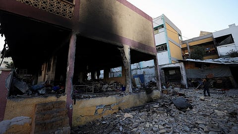 இஸ்ரேல் நடத்திய தாக்குதலில் சேதமடைந்த பாலஸ்தீன மக்கள் தங்கியிருந்த முகாம்.