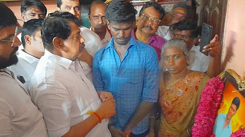 சிவகங்கை மாவட்டம் திருப்புவனம் மடப்புரத்தில் இன்று அஜித்குமார் குடும்பத்தினரிடம் ரூ.5 லட்சம் நிதியுதவி அளித்து தமிழக பாஜக மாநிலத் தலைவர் நயினார் நாகேந்திரன் ஆறுதல் கூறினார்.