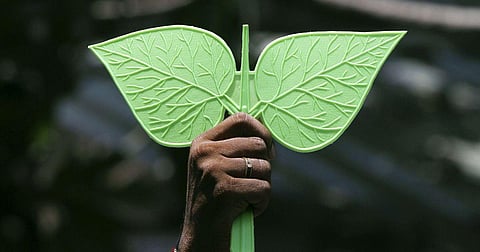 இரட்டை இலை விவகாரத்தில் காலநிர்ணயம் செய்ய வேண்டாம்: உயர் நீதிமன்றத்தில் தேர்தல் ஆணையம் வேண்டுகோள்