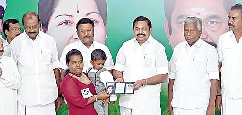 அண்ணா தொழிற்சங்க பேரவையில் உறுப்பினர்களாக உள்ள நலிந்த தொழிலாளர்கள் 
171 பேருக்கு தலா ரூ.1 லட்சம் வீதம் மொத்தம் ரூ.1.71 கோடியை குடும்ப நல நிதியாக அதிமுக பொதுச்செயலாளர் பழனிசாமி சென்னை ராயப்பேட்டையில் உள்ள கட்சி தலைமை அலுவலகத்தில் நேற்று வழங்கினார்.  படம்: எஸ்.சத்தியசீலன்