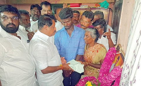 திருப்புவனம் அருகே மடப்புரத்தில் உயிரிழந்த கோயில் காவலாளி அஜித்குமாரின் குடும்பத்தினருக்கு ரூ.5 லட்சம் நிதியுதவி வழங்கிய தமிழக பாஜக தலைவர் நயினார் நாகேந்திரன்.