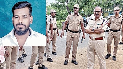 செம்ப​னார்​கோ​வில் அருகே கொலை நடந்த இடத்தைப் பார்வையிட்ட மயிலாடுதுறை மாவட்ட காவல் கண்காணிப்பாளர் ஸ்டாலின். (உள்படம்) மணிமாறன்