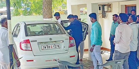 திருப்புவனம் நெடுஞ்சாலைத் துறை ஆய்வு மாளிகையில் விசாரணையை முடித்துவிட்டு புறப்பட்ட மதுரை மாவட்ட நீதிபதி ஜான்சுந்தர்லால் சுரேஷ்.