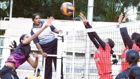 வாலிபால் இறுதிப் போட்டியில் ஐஓபி அணி