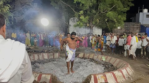 பச்சை வெள்ளை பிறை கொடிகளை ஏந்தி தி மிதிக்கும் பக்தர்கள்