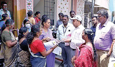 சென்னை திரு.வி.க. நகரில் ‘உங்களுடன் ஸ்டாலின்’ திட்டம் முகாமுக்கான விண்ணப்பத்தை வீடு, வீடாக விநியோகிக்கும் அதிகாரிகள் மற்றும் தன்னார்வலர்கள். | படம்: எஸ்.சத்தியசீலன் |