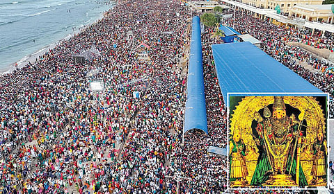 கும்பாபிஷேகத்தைக் காண கடற்கரையில் லட்சக்கணக்கில் திரண்டிருந்த பக்தர்கள். (உள்படம்) சுவாமி சண்முகர். | படங்கள்: மு.லெட்சுமி அருண் |