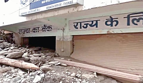 தண்ணீர், சகதி, சேறு, குப்பையால் மூழ்கிய இமாச்சல் வங்கிக் கிளை.