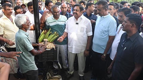 கோவை ரேஸ்கோர்ஸ் நடைபாதையில் இன்று காலை நடைப்பயிற்சி மேற்கொண்ட அதிமுக பொதுச்செயலாளர் பழனிசாமி. அருகில் முன்னாள் அமைச்சர் எஸ்.பி.வேலுமணி உள்ளிட்டோர். | படங்கள்: ஜெ.மனோகரன்