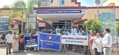 ஸ்ரீவில்லிபுத்தூர் | அரசு மருத்துவருக்கு கத்திக்குத்து: பணி பாதுகாப்பு சட்டத்தை நிறைவேற்றக் கோரி ஆர்ப்பாட்டம்