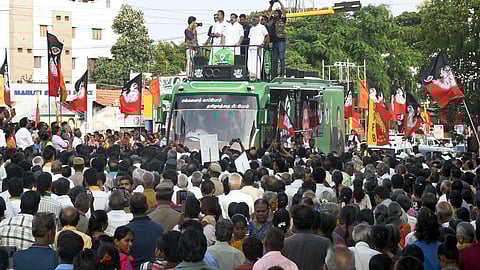 கோவை வடவள்ளியில் பேசிய அதிமுக பொதுச் செயலாளர் பழனிசாமி. அருகில் முன்னாள் அமைச்சர் எஸ்.பி.வேலுமணி உள்ளிட்டோர். | படம்: ஜெ.மனோகரன் 