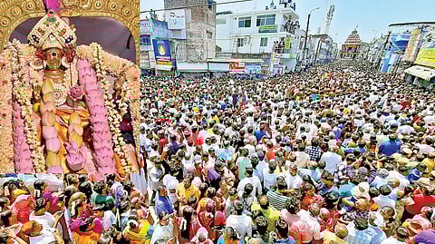 திருநெல்வேலியில் நடைபெற்ற நெல்லையப்பர் கோயில் ஆனி தேரோட்டத்தில் பங்கேற்ற பல்லாயிரக்கணக்கான பக்தர்கள். (உள்படம்) தேரில் பிரியாவிடை அம்மனுடன் எழுந்தருளிய நெல்லையப்பர். படங்கள்: மு.லெட்சுமி அருண்