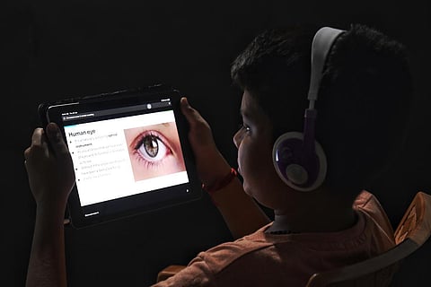 பரிந்துரைக்கப்பட்ட வரம்பைவிட செல்போனில் 2 மடங்கு நேரம் செலவிடும் இந்திய குழந்தைகள்!