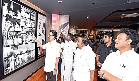 திருவாரூர் மாவட்டம், காட்டூர் கலைஞர் கோட்டத்தில் உள்ள கலைஞர் அருங்காட்சியகம், முத்துவேலர் நூலகம், கலைஞரின் கலைபாதை ஒலியும் ஒளியும் போன்றவற்றை முதல்வர் மு.க.ஸ்டாலின் நேற்று பார்வையிட்டார். உடன் அமைச்சர்கள் கே.என்.நேரு, கோவி.செழியன், அன்பில் மகேஸ், டி.ஆர்.பி.ராஜா உள்ளிட்டோர்.