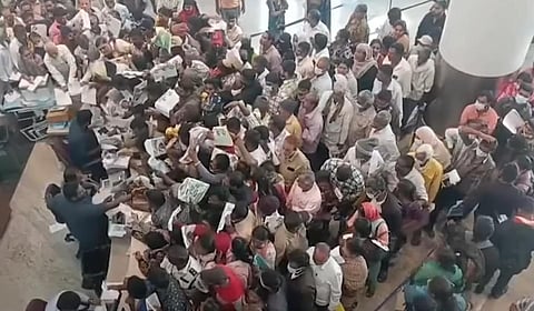 ஜெயதேவா மருத்துவமனையில் குவிந்த மக்கள் - படம்: வீடியோ ஸ்க்ரீன்ஷாட்