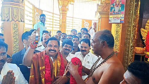 சேலம் முத்துமலை முருகன் கோயிலில் இபிஎஸ் தரிசனம்: சுற்றுப்பயணம் வெற்றி பெற வெள்ளி வாள் வழங்கல்