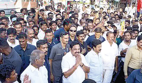 விழுப்புரத்தில் நேற்று `ரோடு ஷோ' நடத்திய அதிமுக பொதுச் செயலாளர் பழனிசாமி. | படம்: எம்.சாம்ராஜ் |