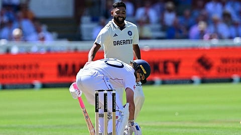 இங்கிலாந்து மற்றும் இந்தியா இடையிலான லார்ட்ஸ் டெஸ்ட் போட்டியின் முதல் நாள் ஆட்டத்தில் சிராஜ் பந்து வீசிய போது.