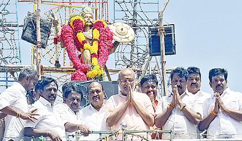 பாளையங்கோட்டையில் சுதந்திரப் போராட்ட வீரர் அழகுமுத்துக்கோன் சிலைக்கு மாலை அணிவித்து மரியாதை செலுத்திய மகாராஷ்டிரா மாநில ஆளுநர் 
சி.பி.ராதாகிருஷ்ணன். உடன், தமிழக பாஜக தலைவர் நயினார் நாகேந்திரன் மற்றும் பாஜக, அதிமுக நிர்வாகிகள்.