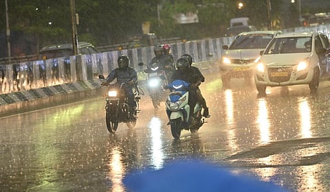 சென்னை, புறநகரில் 2-வது நாளாக பலத்த காற்றுடன் மழை!