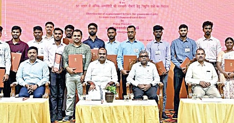 சென்னை பெரம்பூர் ஐ.சி.எஃப் வளாகத்தில் நேற்று நடைபெற்ற 16-வது ரோஜ்கர் மேளா நிகழ்ச்சியில், மத்திய அரசின் பல்வேறு துறைகளைச் சேர்ந்த பணியிடங்களுக்கான 249 நபர்களுக்கு பணி நியமன கடிதம் வழங்கப்பட்டது. நியமன கடிதங்களை பெற்றவர்களுடன் குழு புகைப்படம் எடுத்துக்கொண்ட மத்திய இணையமைச்சர் எல்.முருகன், ஐ.சி.எஃப் பொதுமேலாளர் சுப்பாராவ் மற்றும் அதிகாரிகள்.