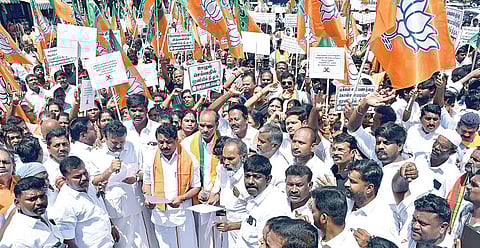 மதுரை மாநகராட்சி சொத்துவரி முறைகேட்டை கண்டித்து கோ.புதூரில் பாஜக சார்பில் நடைபெற்ற  ஆர்ப்பாட்டத்தில் பங்கேற்ற கட்சியின் மாநிலத் தலைவர் நயினார் நாகேந்திரன் உள்ளிட்டோர். படம்: எஸ்.கிருஷ்ணமூர்த்தி