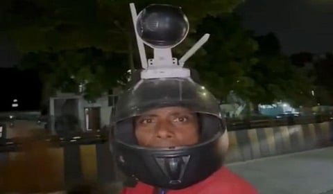 உயிருக்கு அச்சுறுத்தல் இருப்பதாகக் கூறி ஹெல்மெட்டில் கேமராவுடன் வலம் வரும் இளைஞர்