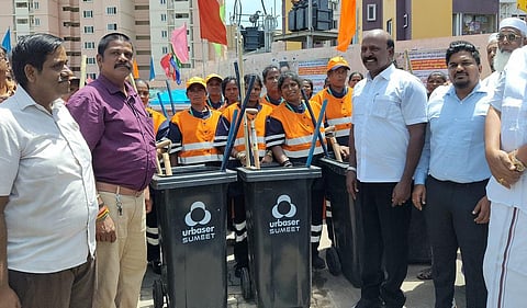 தாடண்டர் நகர் அரசு ஊழியர் குடியிருப்பில் தூய்மைப் பணி மாநகராட்சியிடம் ஒப்படைப்பு