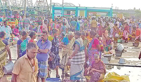 நாகை துறைமுகத்தில் நேற்று மீன் வாங்க திரண்டிருந்த வியாபாரிகள், பொதுமக்கள்.