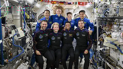 விண்வெளி மையத்தில் ஆய்வுப் பணியில் ஈடுபட்ட விண்வெளி வீரர்கள்