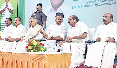 முன்னாள் முதல்வர் ஓ.பன்னீர்செல்வம் தனது ஆதரவாளர்களுடன் சென்னையில் நேற்று ஆலோசனை நடத்தினார். | படம்: எஸ்.சத்தியசீலன் |