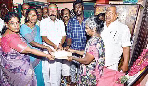 மடப்புரத்தில் அஜித்குமார் குடும்பத்துக்கு இழப்பீடாக ரூ.7.5 லட்சத்துக்கான காசோலையை வழங்கிய அமைச்சர் கே.ஆர்.பெரியகருப்பன், மாவட்ட ஆட்சியர் கா.பொற்கொடி. உடன் தமிழரசி எம்எல்ஏ.