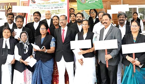 தமிழ்நாடு சமரச தீர்வு மையம் சார்பில், நிலுவை வழக்குகளின் எண்ணிக்கையை குறைக்கும் வகையில் ‘தேசத்துக்கான சமரச பிரச்சார விழிப்புணர்வு பேரணி’ சென்னை உயர் நீதிமன்ற வளாகத்தில் நேற்று நடைபெற்றது.
இதில், சமரச தீர்வு மையம் குறித்த விழிப்புணர்வு பதாகைகளுடன் நீதிபதிகள், வழக்கறிஞர்கள், நீதித்துறை பணியாளர்கள் பங்கேற்றனர்.