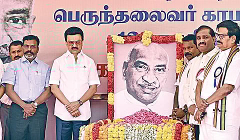 கடலூர் மாவட்டம், சிதம்பரம் அரசு மகளிர் மேல்நிலைப் பள்ளியில் வைக்கப்பட்ட காமராஜரின் படத்துக்கு முதல்வர் மு.க.ஸ்டாலின் மலர்தூவி மரியாதை செலுத்தினார். உடன் தமிழக காங்கிரஸ் தலைவர் செல்வப்பெருந்தகை, விசிக தலைவர் திருமாவளவன் மற்றும் அமைச்சர்கள், எம்.பி.க்கள், எம்எல்ஏக்கள், அரசு உயர் அலுவலர்கள்.