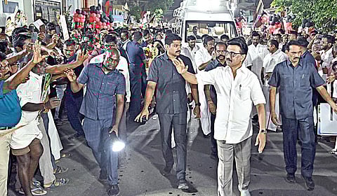 மயிலாடுதுறையில் நேற்று நடந்து சென்று பொதுமக்களை சந்தித்த முதல்வர் மு.க.ஸ்டாலின்.