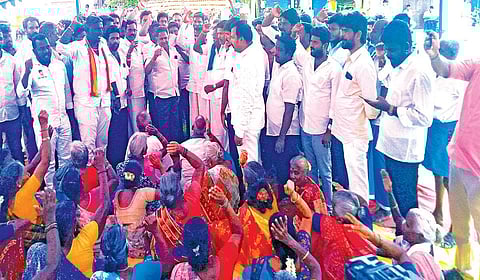 ஆர்ப்பாட்டத்தில் ஈடுபட்ட 13 கிராமங்களைச் சேர்ந்த பொதுமக்கள் மற்றும் அரசியல் கட்சியினர்.