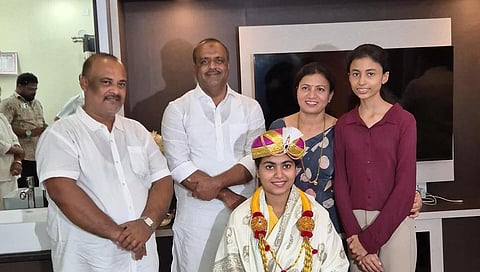 கர்நாடக சட்டப்பேரவைத் தலைவர் யூ.டி.காதர் மாணவி ரிதுபர்ணாவுக்கு மைசூரு தலைப்பாகை, மாலை, சால்வை அணிவித்து பாராட்டினார்.