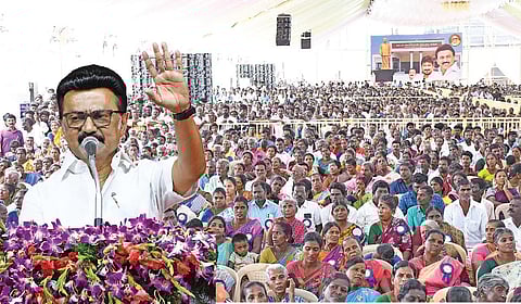 நிகழ்வில் பங்கேற்றோர் (உள்படம்) சிதம்பரத்தில் ‘உங்களுடன் ஸ்டாலின்’ திட்டத்தை தொடங்கி வைத்து பேசிய முதல்வர் ஸ்டாலின். | படங்கள்: எம்.சாம்ராஜ் |