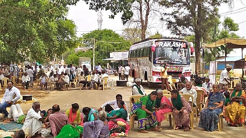 1,198 நாட்கள் போராடிய விவசாயிகளிடம் பணிந்த அரசு - கர்நாடகாவில் 1,777 ஏக்கர் நிலம் எடுப்பு கைவிடல்!