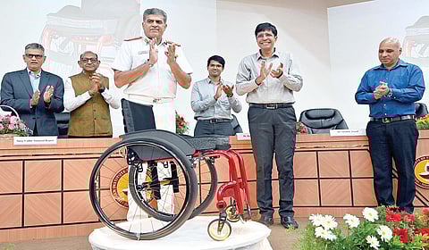 சென்னை ஐஐடி சார்பில், மிக இலகுவான சக்கர நாற்காலியை அறிமுகப்
படுத்தும் நிகழ்ச்சி நேற்று நடைபெற்றது. இதில் இந்திய ராணுவ மருத்துவ
மனை தலைமை இயக்குனர் வைஸ் அட்மிரல் அனுபம், ஐஐடி இயக்குநர் காமகோடி உள்ளிட்டோர் பங்கேற்றனர். | படம்: எஸ்.சத்தியசீலன் |