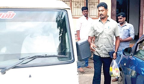 மடப்புரம் கோயிலில் உள்ள ஊழியர்களுக்கு சம்மன் கொடுத்துவிட்டு திரும்பிய சிபிஐ அதிகாரி.