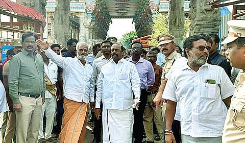 திருவண்ணாமலை அண்ணாமலையார் கோயிலில் பக்தர்களுக்கு தேவையான வசதிகளை மேம்படுத்துவது குறித்து பொதுப்பணி துறை அமைச்சர் எ.வ.வேலு, இந்து சமய அறநிலைய துறை அமைச்சர் பி.கே.சேகர்பாபு ஆகியோர் நேற்று ஆய்வு செய்தனர்.