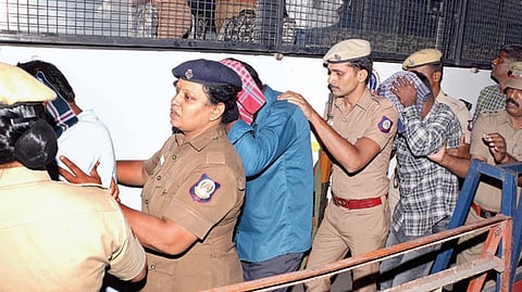 தீர்ப்பு வழங்கப்பட்டதும் கோவை போக்சோ நீதிமன்றத்தில் இருந்து மத்திய சிறைக்கு அழைத்துச் செல்லப்படும் குற்றவாளிகள்.