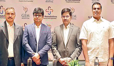 கோவை ஜெம் மருத்துவமனை மற்றும் ராமகிருஷ்ணா மருத்துவமனையில் கல்லீரல் பாதிப்புக்குள்ளாகி அனுமதிக்கப்பட்டிருந்த நோயாளிகளுக்கு முதல்முறையாக, அவர்களின் மனைவிகளிடம் இருந்து கல்லீரல்கள் தானமாக பெறப்பட்டு பரஸ்பரம் முறையில் (ஸ்வாப்) மாற்றி பொருத்தப்பட்டது. இதுபற்றி ஜெம் மருத்துவமனை தலைவர் மருத்துவர் சி.பழனிவேலு, ராமகிருஷ்ணா மருத்துவமனை நிர்வாக அறங்காவலர் ஆர்.சுந்தர் மற்றும் மருத்துவர்கள் சென்னையில் செய்தியாளர்களிடம் விளக்கினர்.