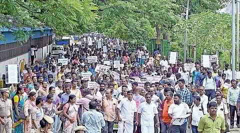 பணி நிரந்தரம் உள்ளிட்ட பல்வேறு கோரிக்கைகளை வலியுறுத்தி, பகுதிநேர ஆசிரியர்கள் சென்னை எழும்பூர், ராஜரத்தினம் மைதானம் அருகே நேற்று பேரணி நடத்தினர். படம்: எஸ்.சத்தியசீலன்