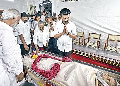 சென்னை, கோபாலபுரம் இல்லத்தில் வைக்கப்பட்டிருந்த மு.க.முத்துவின் உடலுக்கு முதல்வர் மு.க.ஸ்டாலின் மாலை வைத்து அஞ்சலி செலுத்தினார். உடன் துணை முதல்வர் உதயநிதி ஸ்டாலின் மற்றும் அமைச்சர்கள்.