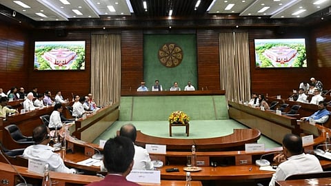 நாடாளுமன்ற மழைக்கால கூட்டத்தொடரை சுமூகமாக நடத்த அனைத்து கட்சி கூட்டத்தில் அரசு ஆலோசனை